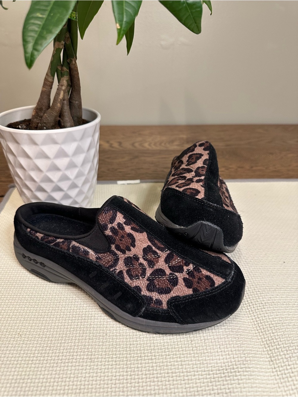 Easy Spirit Women's Traveltime Leopard Print and Black Slip-On Clog Size 7.5
